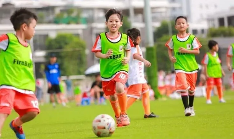 Tại Sao Nên Cho Trẻ Chơi Bóng Đá: Lợi Ích và Tác Động Tích Cực 2 Trẻ em chơi bóng đá mang lại nhiều lợi ích tích cực